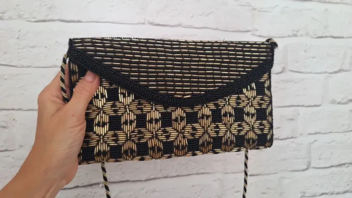 clutch H&M ( importada) preta e dourada com miçangas