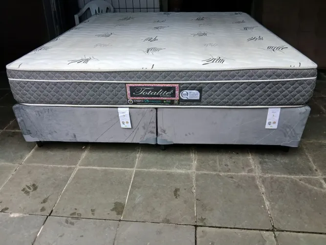 Cama box casal King size da sankonfort molas em sacada em excelente estado.