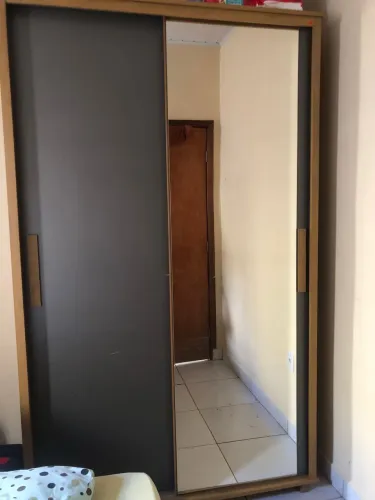 Guarda roupa com espelho