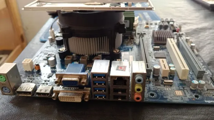 KIT completo I5 4590 com oito gigas DDR3 placa de 4 SLOT podendo colocar 32Gigas
