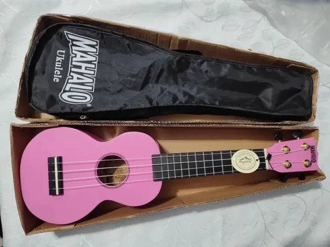 Ukulele Soprano Acústico Rosa Brilhante com Capa De Transporte Mahalo Mr1pk