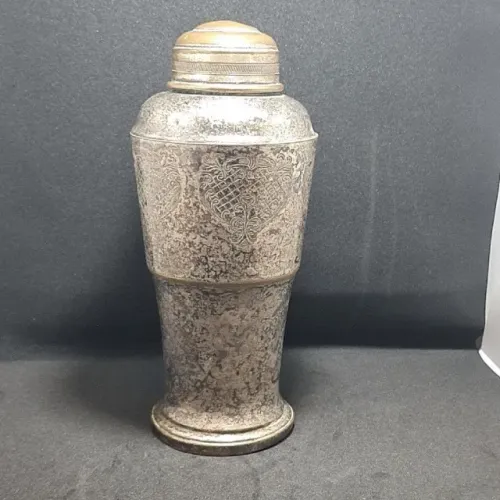 Coqueteleira de metal prateado, Fabricante Art Prata 24 cm. Baixo relevo necessitando poli