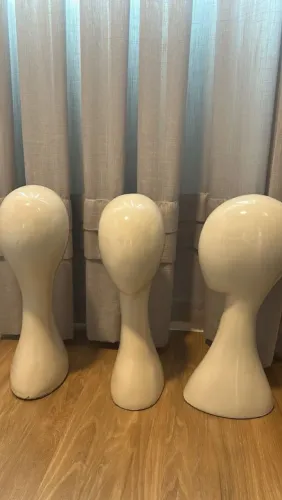 Kit com 3 cabeças expositoras profissionais para vitrine.