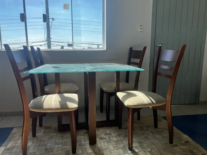 Mesa madeira com 4 cadeiras