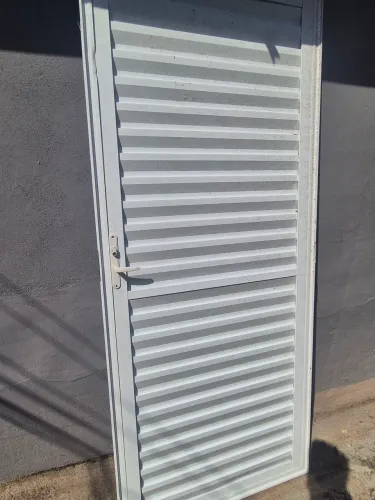 Porta de alumínio veneziana branca 2,10x90