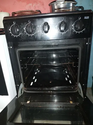 Vendo esse fogão de 4 bocas pegando duas bocas e o forno é otimo.