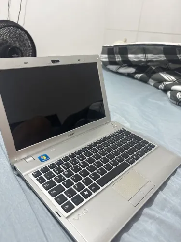 Estou vendendo esse notebook, ele está sem a bateria, mas ele liga (não entrego)