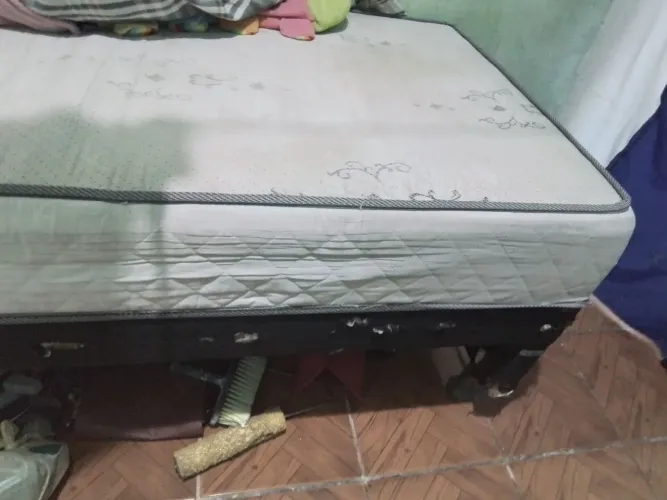 Vendendo cama de solteiro excelente e uma cômoda os dois por 100 reais