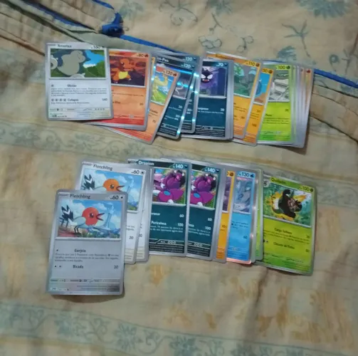 Lote + 50 Cartas Pokémon Comuns e Cromadas (Repetidas)