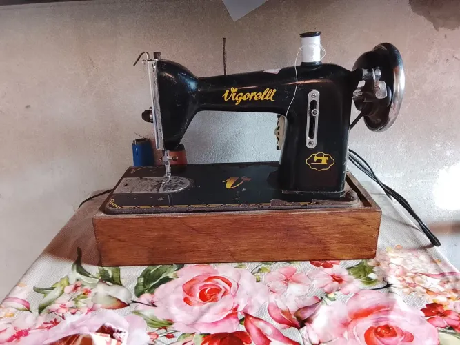 Vendo máquina de costura reta