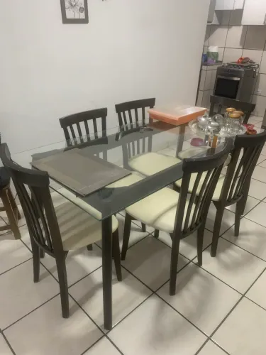 Mesa com cadeiras e tampo de vidro