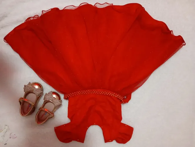 Vestido e calçado de festa, bebê de 1 ano