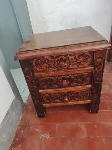 Mesa de cabeceira entalhada, antiga 