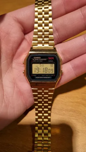 Casio vintage / clássico - dourado