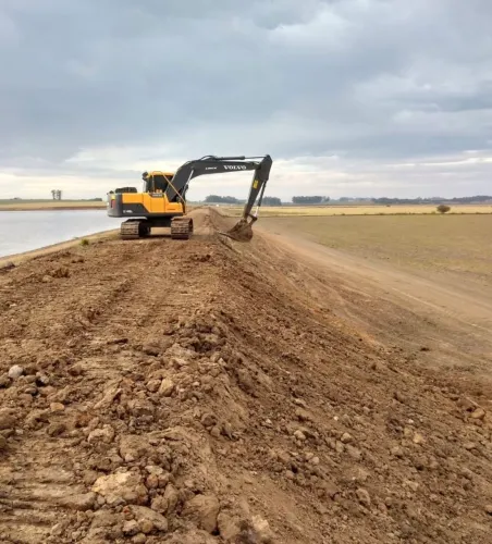 Serviços com Escavadeira hidráulica, caminhão basculante, trator, scrapper