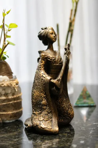 Estátua Gueixa Japonesa com Instrumento - Dourada