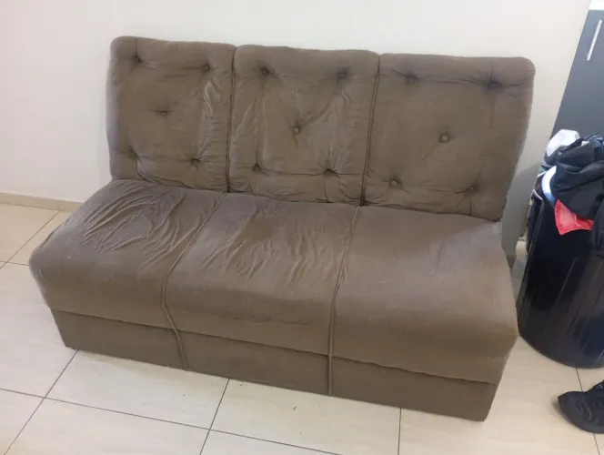 Vende-se  sofá 2 e 3 lugares (não reclinável). Contém algumas  pequenas avarias (furos)