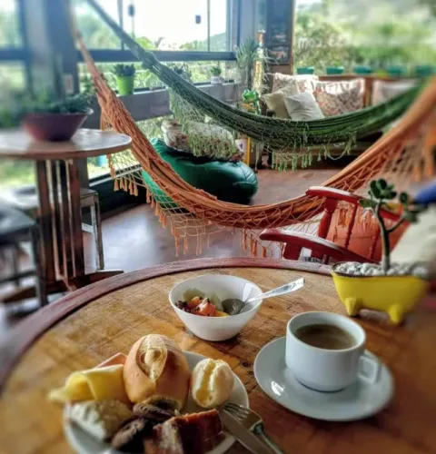 Suíte casal com café da manhã em junho na Pousada 433 Floripa