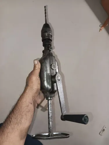 Furadeira manual antiga