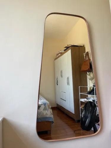 Espelho com moldura de couro