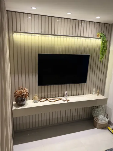 Painel de TV Ripado com Rack Suspenso e LED