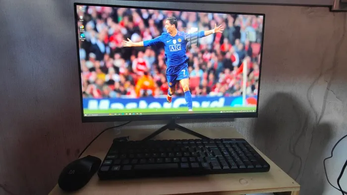 ? PC All in One 23,8? Intel Core i3 Ultra - Windows 11 - Completo