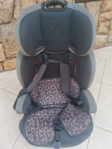 Cadeira automotiva muito nova! Só 120 reais 150!!!