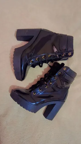 Bota coturno verniz feminina 