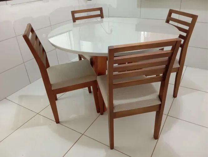 Mesa nova com cadeiras de madeira