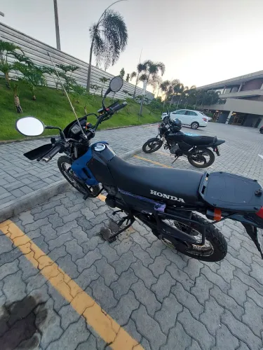 XLR azul 125 extra conservada. Faz 38km por Litro. 50,00 enche o tanque.