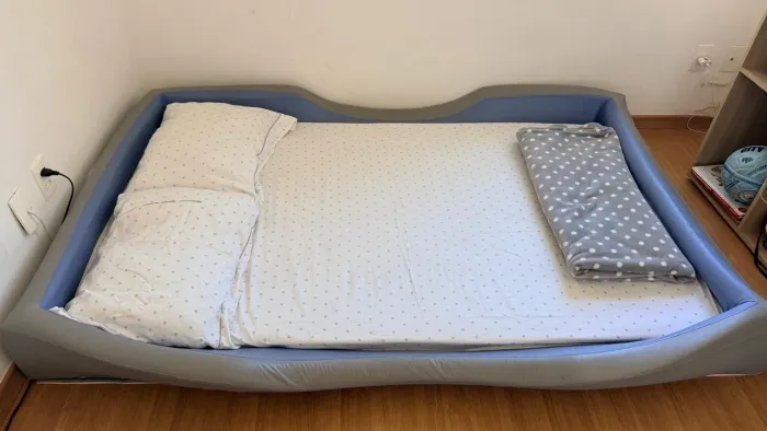 Cama Montessoriana Infantil Estofada Rosa e Cinza + Colchão