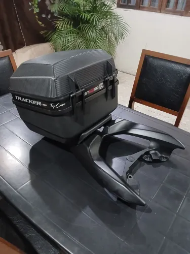 Suporte e baú para Nmax 35L em perfeito estado