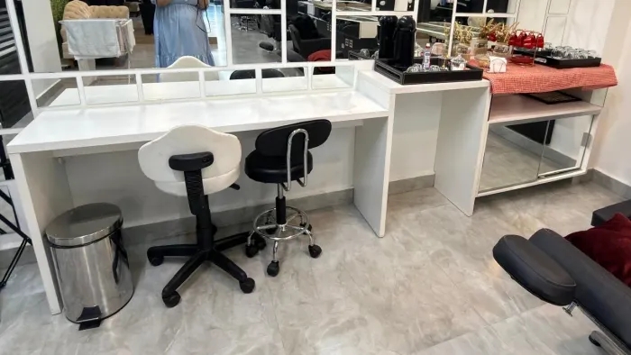 Mesa com suporte para frigobar armário com espelhos 