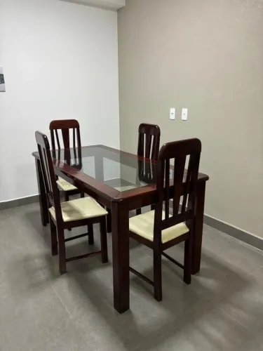 Mesa de jantar em madeira com tampo de vidro + 4 cadeiras