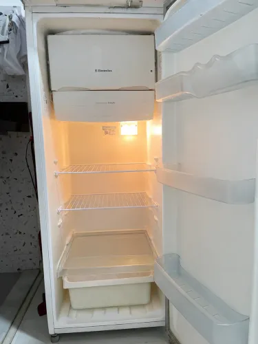Geladeira Branca Compacta - Electrolux - R$650