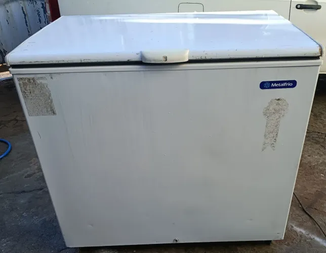 Vendo freezer Metalfrio funcionando perfeitamente 