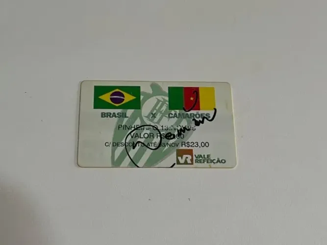 Colecionável Brasil x Camarões 1996, autografado por Denílson