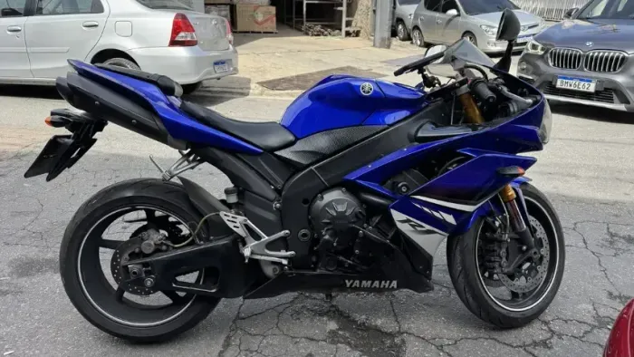 YAMAHA R1
