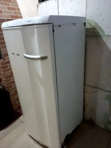 Doação de Freezer ( com defeito)