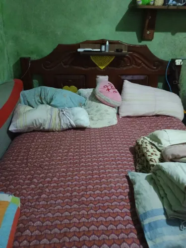 Vende-2 cama de madeira semi-novad 1 de solteiro e 1 de casal 