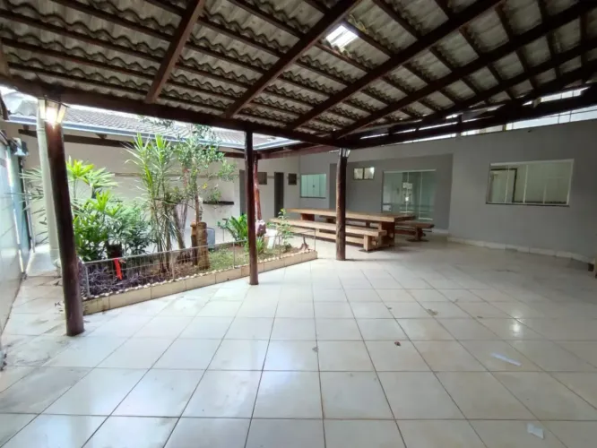 Sobrado com sala comercial de esquina a venda - Água Branca - Goiânia - GO