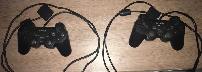 Dois controles de PlayStation 2 usados em bom estado.