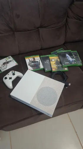 Xbox one S 1TB com 1 controle e 7 jogos mas cabos, funcionando perfeitamente.