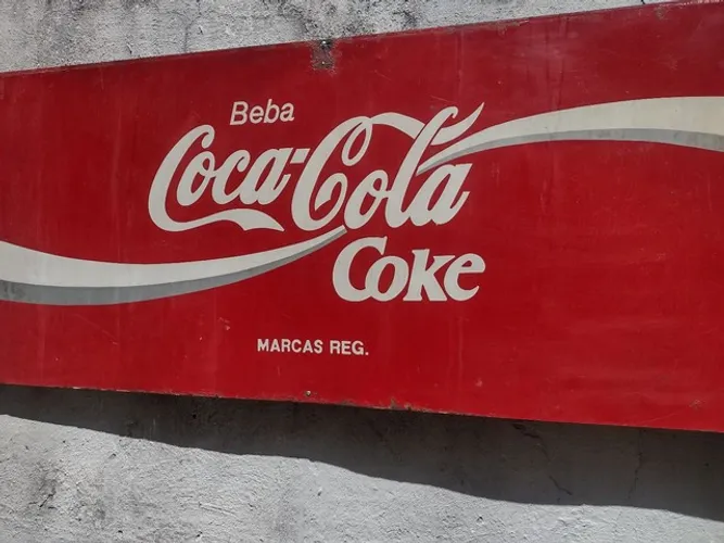 Placa antiga de ferro grande coca cola