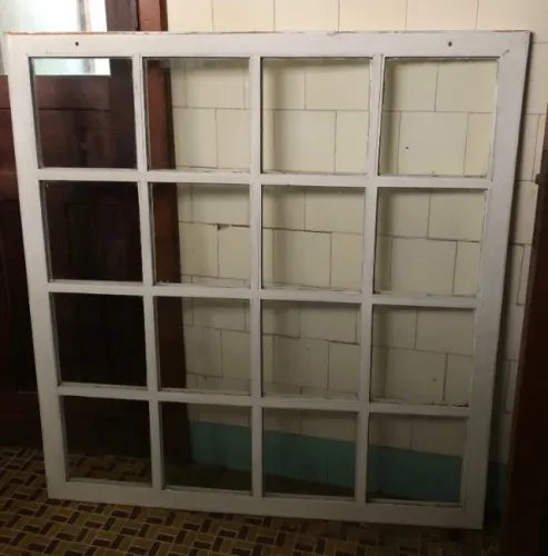Janela antiga com vidros para decoração