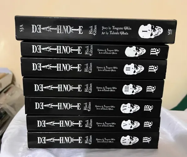 Death Note com a edição 1 em inglês as outras em português.