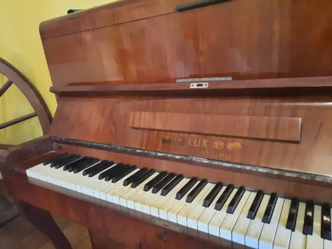 Piano acústico vertical