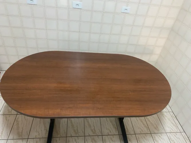Mesa de jantar oval em madeira maciça