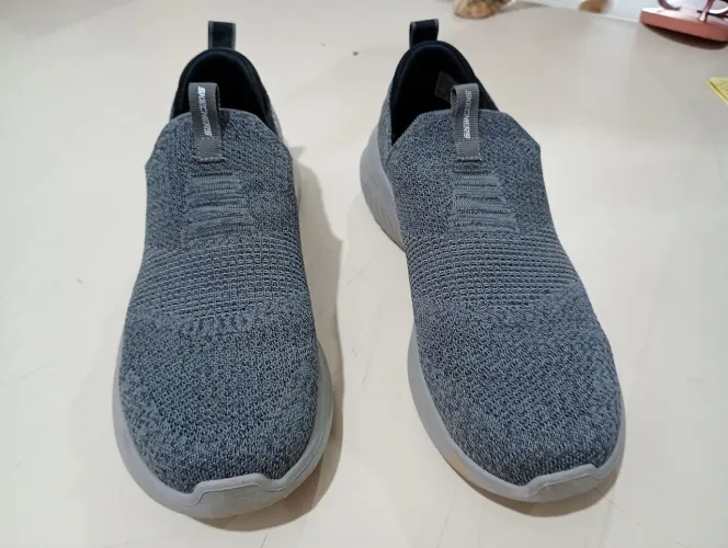 Tênis Skechers Slip-On cinza