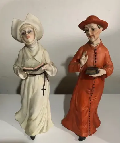 Porcelanas religiosas freira e padre Capodimonte